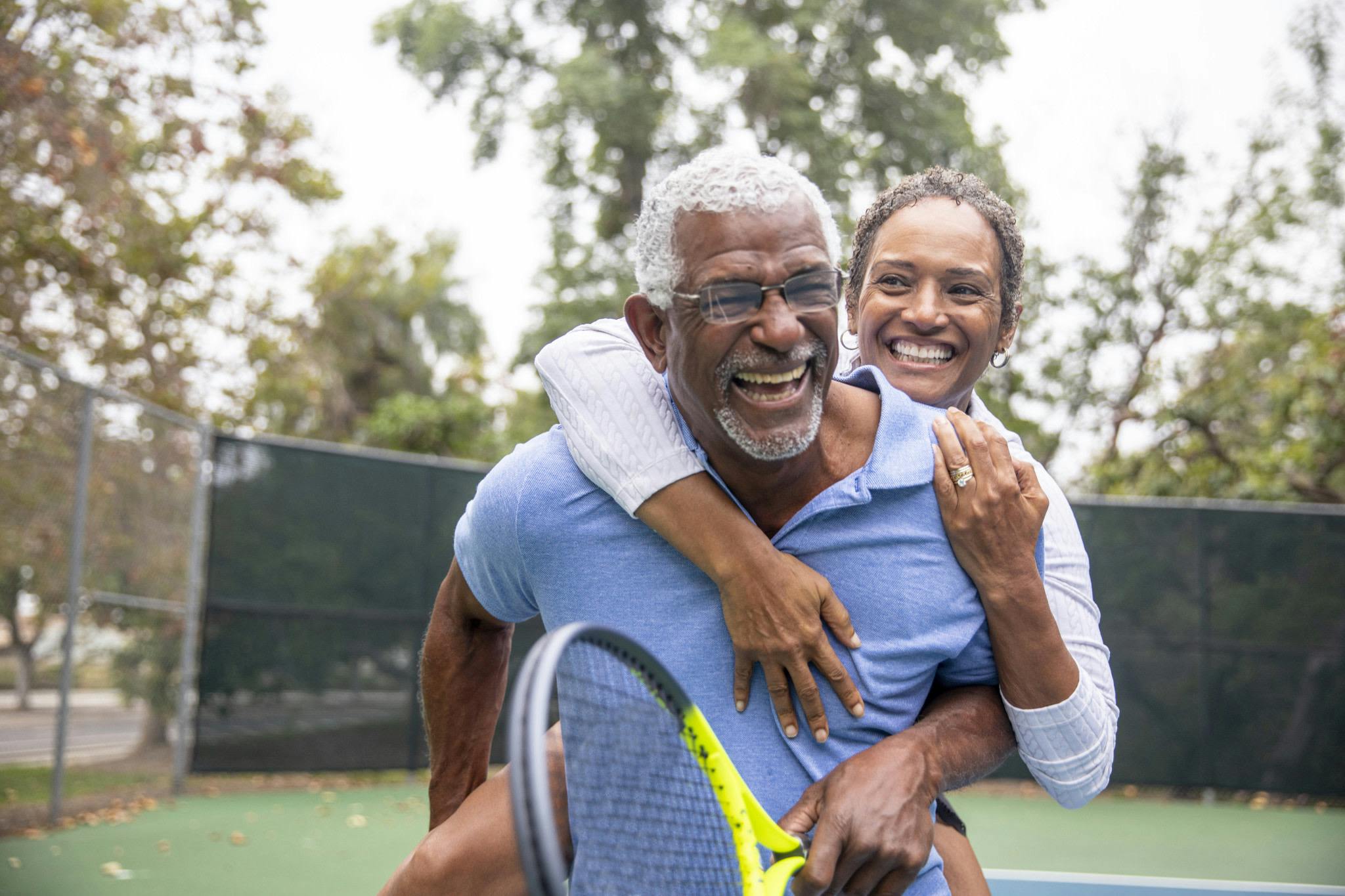 Senior couple on a tennis court.